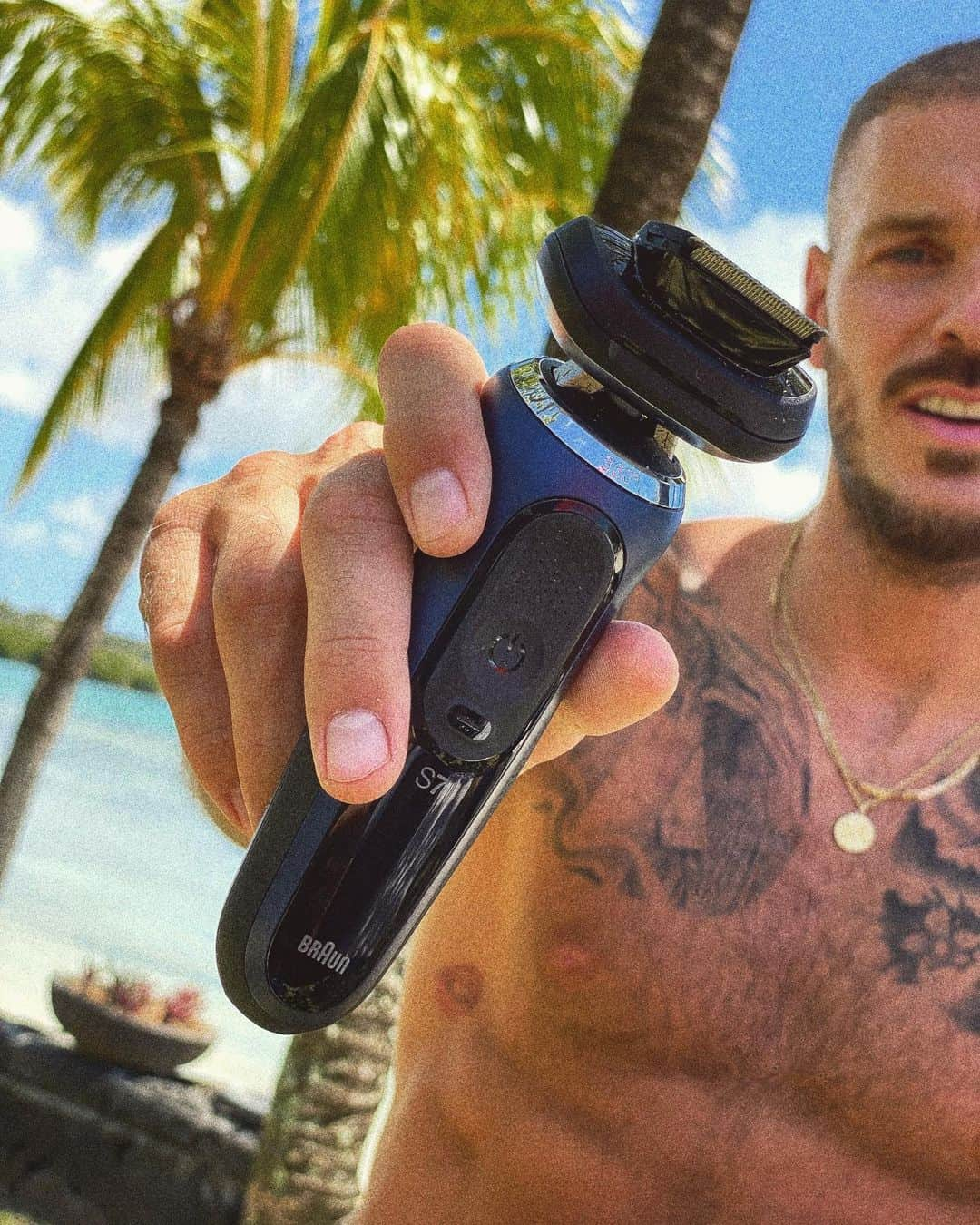 エム・ポコラさんのインスタグラム写真 - (エム・ポコラInstagram)「Sea, serie 7 and sun! Tout en un, rasoir et tondeuse! 🙌🏼 @braun_france #braunambassador #brauns7 #thingsthatmatter #ad」10月28日 0時18分 - mattpokora