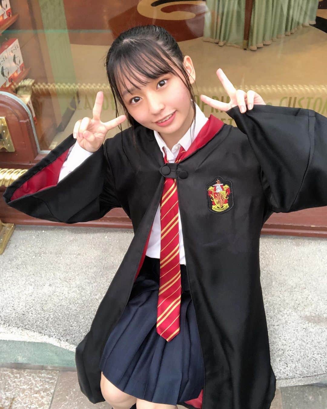 尾野寺みさのインスタグラム：「﻿ ﻿ ﻿ ﻿ グリフィンドール！﻿ ﻿ ﻿ ﻿ ﻿ ﻿ ﻿ 友達とお揃いでハリーポッターしたの！﻿ ﻿ ﻿ #お揃いコーデ #ハリーポッター #ユニバ﻿ #USJ #テーマパーク #ハロウィン #コスプレ﻿ #グリフィンドール #高校生 #ポニーテール #学生 #遠足 #制服」