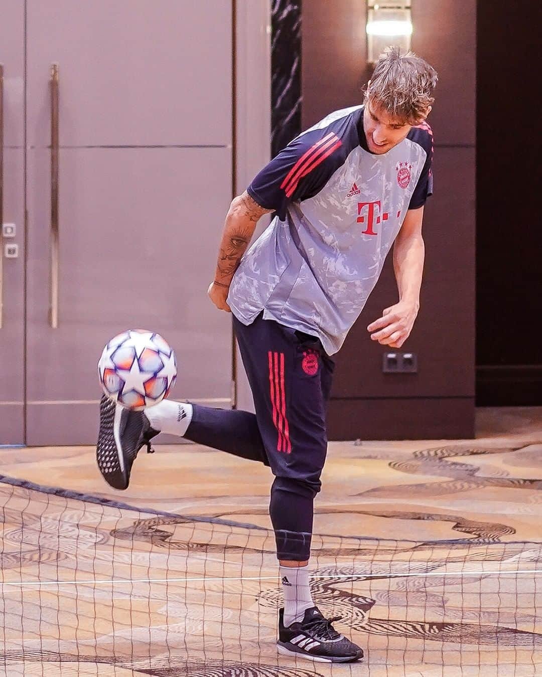 バイエルン・ミュンヘンさんのインスタグラム写真 - (バイエルン・ミュンヘンInstagram)「Getting loose for #FCLMFCB! ⚽🏃💨 #packmas  _______ #FCBayern #MiaSanMia #UCL」10月28日 0時23分 - fcbayern