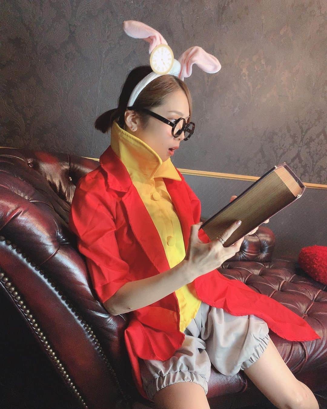 まきさんのインスタグラム写真 - (まきInstagram)「ネクタイ忘れてるの秘密🐇  ウサギの名前なんやっけ、、？  #halloween#仮装#不思議の国のアリス#あゆくま#あゆみくりかまき」10月28日 0時26分 - maki_ayumikurikamaki