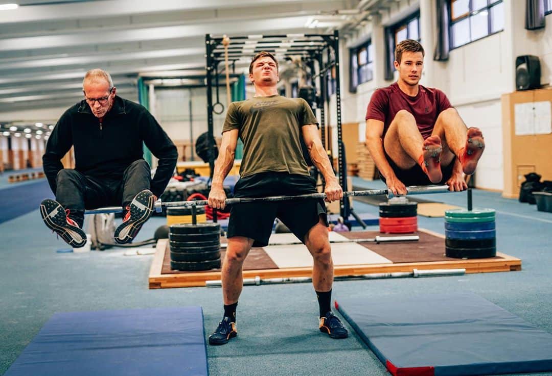 トーマス・レーラーさんのインスタグラム写真 - (トーマス・レーラーInstagram)「TRY THIS ONLY AT YOUR OWN RISK.  This one is not much about the weight that‘s on - stability of your gym buddys and yourself are much required 😱 tag #deadliftchallenge and @thomasroehler to show results if your ready. #persondeadlift #deadlift #weightlifting #crossfitgermany #crossfit #workhard」10月28日 0時28分 - thomasroehler