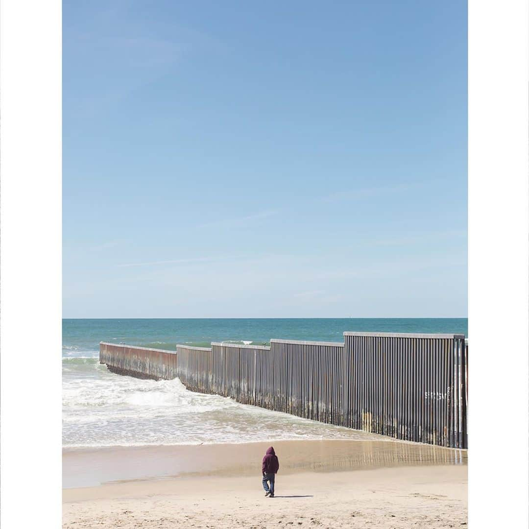 Grace Bonneyさんのインスタグラム写真 - (Grace BonneyInstagram)「These are photographs of the different forms that the fence takes along the 2,000 miles of the US/Mexico border from Tijuana/San Diego, CA to Matamoros/Brownsville,TX.  Pictured above, the @ambosproject team experiences the fence at the many ports of entry throughout the 3 years of our work.  Did you know that the border through the state Texas and Mexico is delineated by the Rio Grande and is sometimes connected by a series of bridges?   All photos by @ginaclyne  #ambosproject #ambosontheroad #sinfronteras #borderartists #designsponge #2020election #lafrontera」10月28日 0時37分 - designsponge