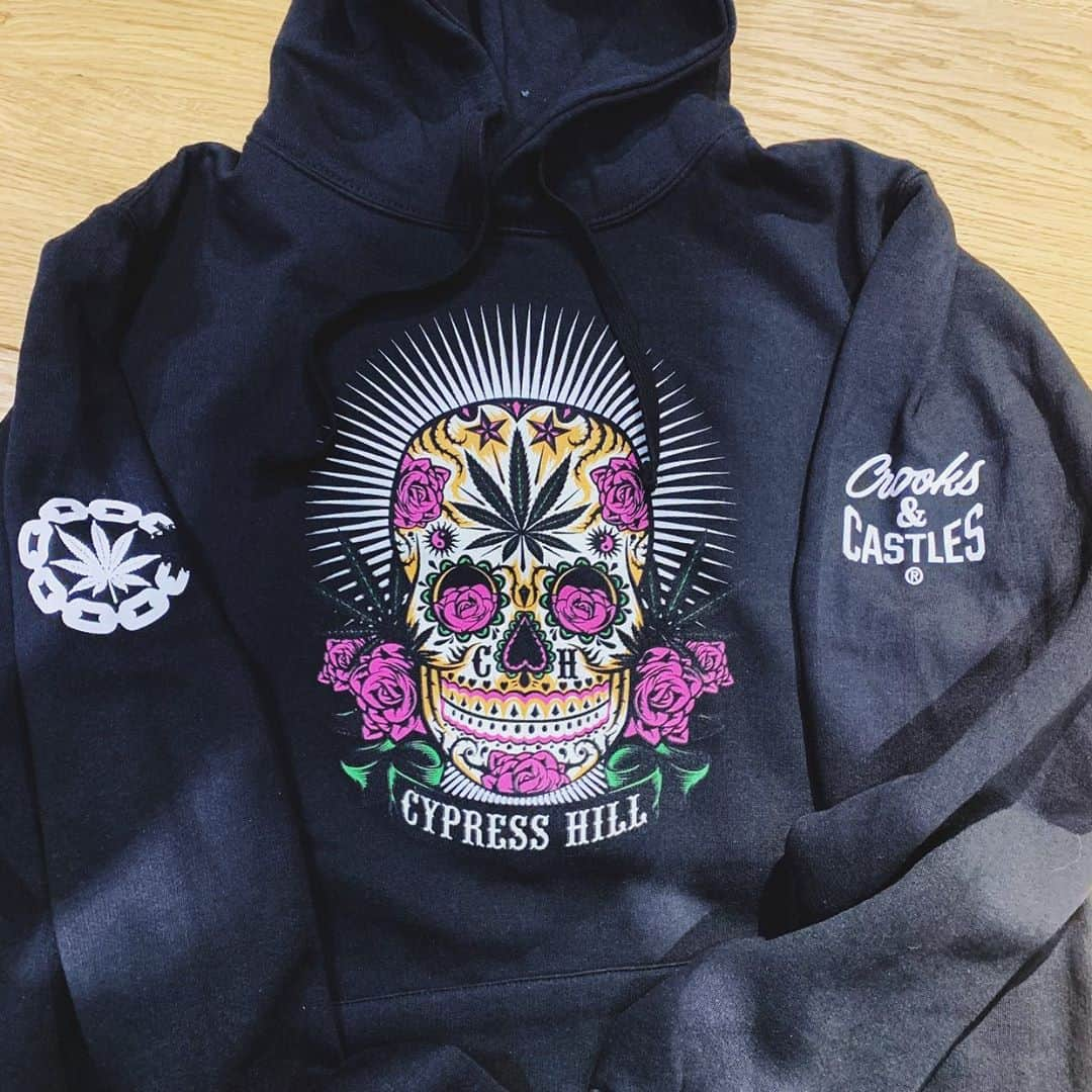 Crooks & Castlesさんのインスタグラム写真 - (Crooks & CastlesInstagram)「Crooks and Castles X Cypress Hill  Dropping at 4pm PST.#cypresshill #cypresshillxcrooksandcastles #crooksncastles #crooksncastles #crooksandcastles #crooks」10月28日 0時30分 - crooksncastles