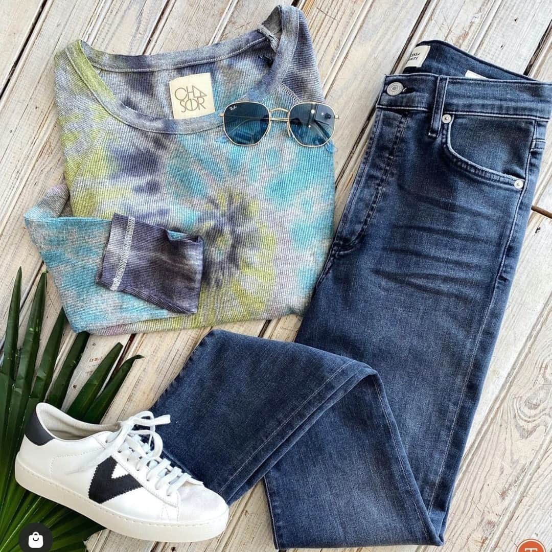 チェイサーのインスタグラム：「Tuesday Tie Dye💙⚡️ @jeantherapy #tiedye #tiedyetrend #tiedyetop #fallstyle #falloutfit #falloutfitinspo style#: CW8367-TIE」
