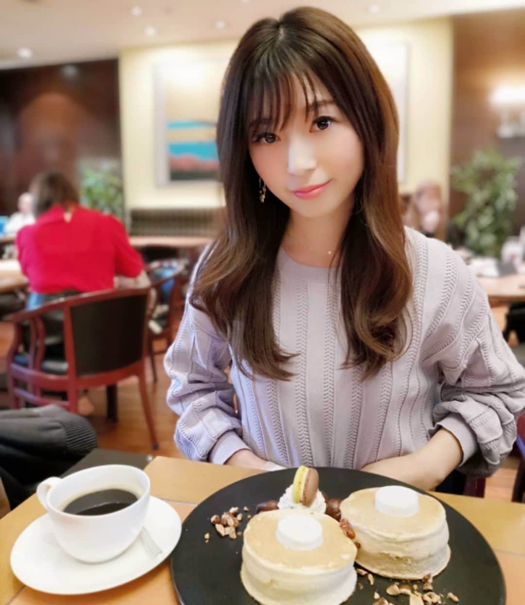 畠山優梨枝さんのインスタグラム写真 - (畠山優梨枝Instagram)「🌼ホテルニューオータニSATSUKI🌼でマロンパンケーキを食べてきましたよ🌰🌰ふわふわでとっても美味しかったです😆３種類のメイプルシロップもあってお好みでかけていただきます🍁これをランチ替わりにしてデザートにスーパーモンブランもいただこうと思ってたのですがお腹いっぱいになってしまい断念。。。😭スーパーモンブランが終わる前に行かなくては🙆✨  #パンケーキ#マロンパンケーキ#栗#秋#ホテルニューオータニ#satsuki#pancakes#coffee#メイプルシロップ#秋の味覚#食欲の秋#甘党」10月28日 0時32分 - yurieyurieee