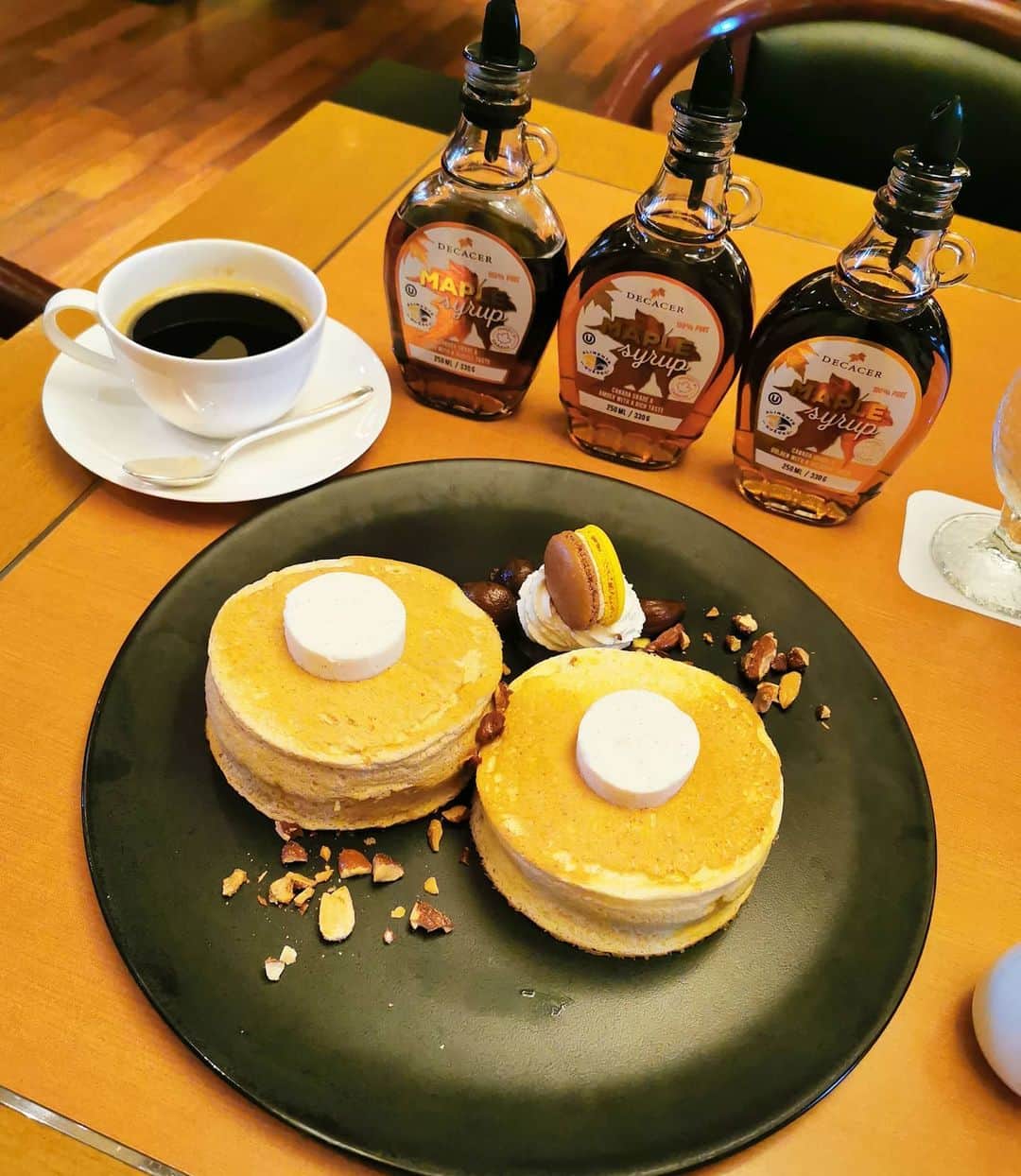 畠山優梨枝さんのインスタグラム写真 - (畠山優梨枝Instagram)「🌼ホテルニューオータニSATSUKI🌼でマロンパンケーキを食べてきましたよ🌰🌰ふわふわでとっても美味しかったです😆３種類のメイプルシロップもあってお好みでかけていただきます🍁これをランチ替わりにしてデザートにスーパーモンブランもいただこうと思ってたのですがお腹いっぱいになってしまい断念。。。😭スーパーモンブランが終わる前に行かなくては🙆✨  #パンケーキ#マロンパンケーキ#栗#秋#ホテルニューオータニ#satsuki#pancakes#coffee#メイプルシロップ#秋の味覚#食欲の秋#甘党」10月28日 0時32分 - yurieyurieee