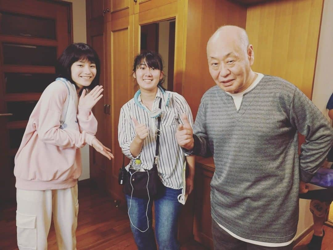 フジテレビ「ドラマ甲子園」さんのインスタグラム写真 - (フジテレビ「ドラマ甲子園」Instagram)「🍃#ドラマ甲子園「#言の葉」オフショット  主人公・香里（#蒔田彩珠）の「じいじ」役を 時ににこやかに、時に真剣な表情で 演じきってくれた #泉谷しげる さん。  撮影の合間には #蒔田彩珠 さんや #平野水乙 監督と 冗談を言い合ったり 笑い合ったり 踊ったりする姿が･･･ん？  🍃#FOD  先行配信中 🍃#CSフジテレビTWO で 🍃#10月31日 （土）20時OA」10月28日 0時34分 - dramakoshien