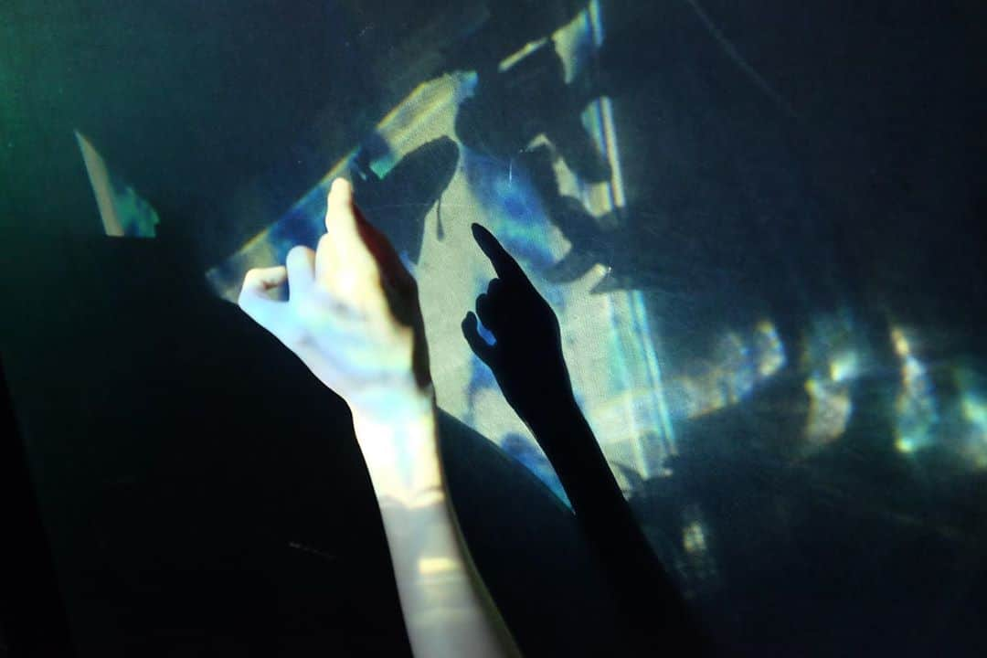 池田美佳さんのインスタグラム写真 - (池田美佳Instagram)「Hand. photo Atsumi Takemoto @takeatsu_photo   #photo #photograph #hand #performance #art #creative #light #colour #artaquarium #voguejapan」10月28日 0時35分 - mikaring72