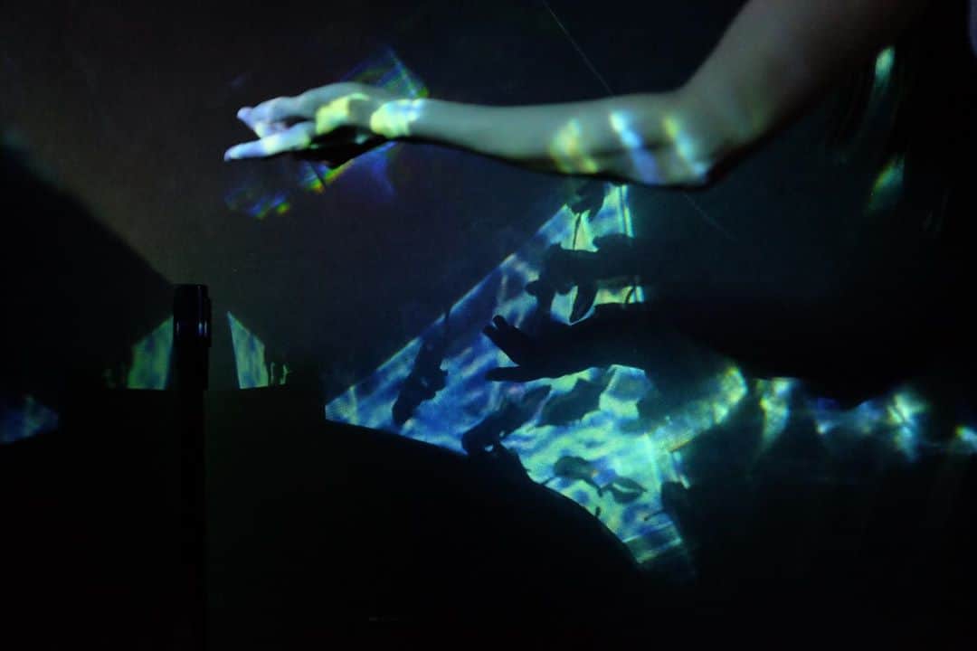 池田美佳のインスタグラム：「Hand. photo Atsumi Takemoto @takeatsu_photo   #photo #photograph #hand #performance #art #creative #light #colour #artaquarium #voguejapan」