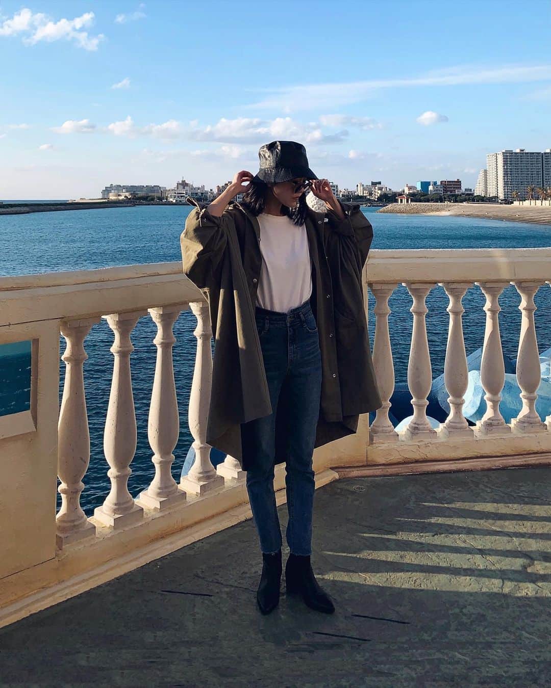 のインスタグラム：「Style:) keep it simple…😎 . military×denim💙 . denimとレザーバケットハット 今日再販😀👌 . 今日も良く笑った😇 . ありがとう。 . keep smile☺︎☺︎💕 #RULAHコーデ#RULAH_official#デニム#デニムコーデ#ミリタリーコート#デニムがすき#バケットハット#ブーツ#シンプルコーデ#す」