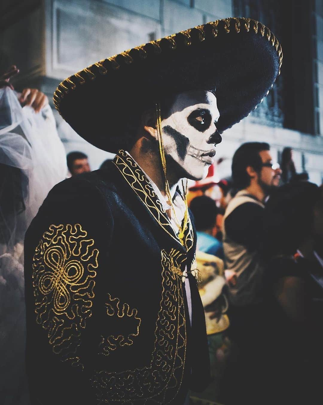 Chad Santosさんのインスタグラム写真 - (Chad SantosInstagram)「#MarchaVirtualDeDiaDeMuertos 💀  #Catrina #catrinamakeup #makeup #skullgirl #sugarskull #diademuertos #dayofthedead #mexicocity #elchadsantos #adorama #gettyreportage #magnumphotos #natgeo #catrin #adorama #メキシコ #メキシコシティ #streetleaks」10月28日 0時54分 - elchadsantos