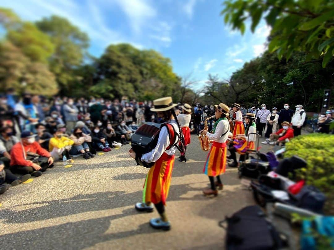 小春さんのインスタグラム写真 - (小春Instagram)「大道芸を今年もやりました。 願いでしかないのだけど、これからしばらく野外でも沢山やっていきたいという気持ち。に、なってしまう。 原点であり、風通しも良くて、シンプルだけどシビアで、生々しくて。  でも事務所に入っている以上なんとなくな活動なんてしてられないから、自分と、自分の身の回りの人が生き延びなければならないことを背負いながら、どうにか、息をします。吐いて、吸っている。  ありがたくCDも発売できました。あたりまえなんか一つもない。全部が奇跡で、そして結果なんだと。  音楽屋として、生きたいです。これからも。  「こもりうた」 発売したよ！ やったったーのたー  #charanporantan」10月28日 0時55分 - suttokodokkoiii