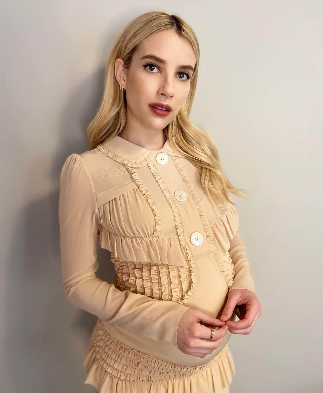 シャーロット・ティルベリーさんのインスタグラム写真 - (シャーロット・ティルベリーInstagram)「✨ EMMA ROBERTS NEW NETFLIX FILM - HOLIDATE ✨ Darlings, sending huge congratulations to my darling friend and talented actress @emmaroberts on the release of her new film HOLIDATE launching on @netflix in TOMORROW!!! Can’t wait to see it darling!! I LOVE this natural-looking, FRESH and PRETTY beauty look with an EYE-ENHANCING feline flick and soft, JUST-BITTEN, BERRY-PINK lip stain!! Makeup by #TeamTilbury artist.  ✨ Magic Cream  Airbrush Flawless Foundation in Shade 2 Neutral  👁 Feline Flick in panther  Brow Lift in Star Brow  💄 Lip Cheat in Hot Gossip  Hot Lips 2 in Amazing Amal  #CharlotteTilbury #EmmaRoberts #NetflixFilm #Holidate」10月28日 0時48分 - charlottetilbury