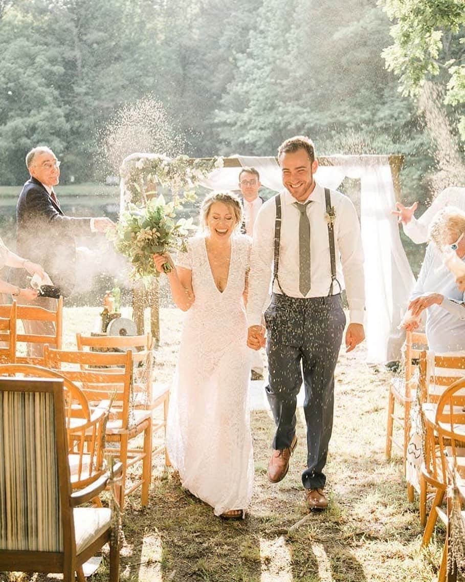 のインスタグラム：「Prior to March 2020—remember the “Before COVID Times”?—when you heard the word “elope,” you might've immediately pictured an Elvis impersonator in a Vegas chapel. But the fact is, elopements can be a very chic and really smart decision—especially when it comes to health and safety in the midst of this pandemic. In addition to being a mindful COVID pivot, eloping doesn’t mean you have to thwart your wedding wish list either. Take for instance the stunning nuptials of Raleigh, North Carolina, newlyweds Jenny and Rob. Though the pair got engaged and married prior to COVID, their decision to elope will still resonate in a coronavirus world. For one, they had no interest in going into wedding debt as many friends had done before them. So utilizing their generous network of loved ones, the pair planned a Pinterest-perfect mini wedding in their own backyard, replete with amazing DIY decor and a true ceremony and reception. • The bride’s advice? “Think to yourself, ‘What do I want?’ No, really, though, ‘What do I want?’ If you like a tradition, keep it. If you don’t, skip it! There’s so much freedom when you decide to do things the way you truly want, rather than how you think you’re supposed to.” YAS. Head to the link in our bio to read how Jenny packed every last wedding dream of hers into an affordable elopement that will resonate with couples who still want to celebrate their love in the time of COVID. 📷 @daniellerileyy」