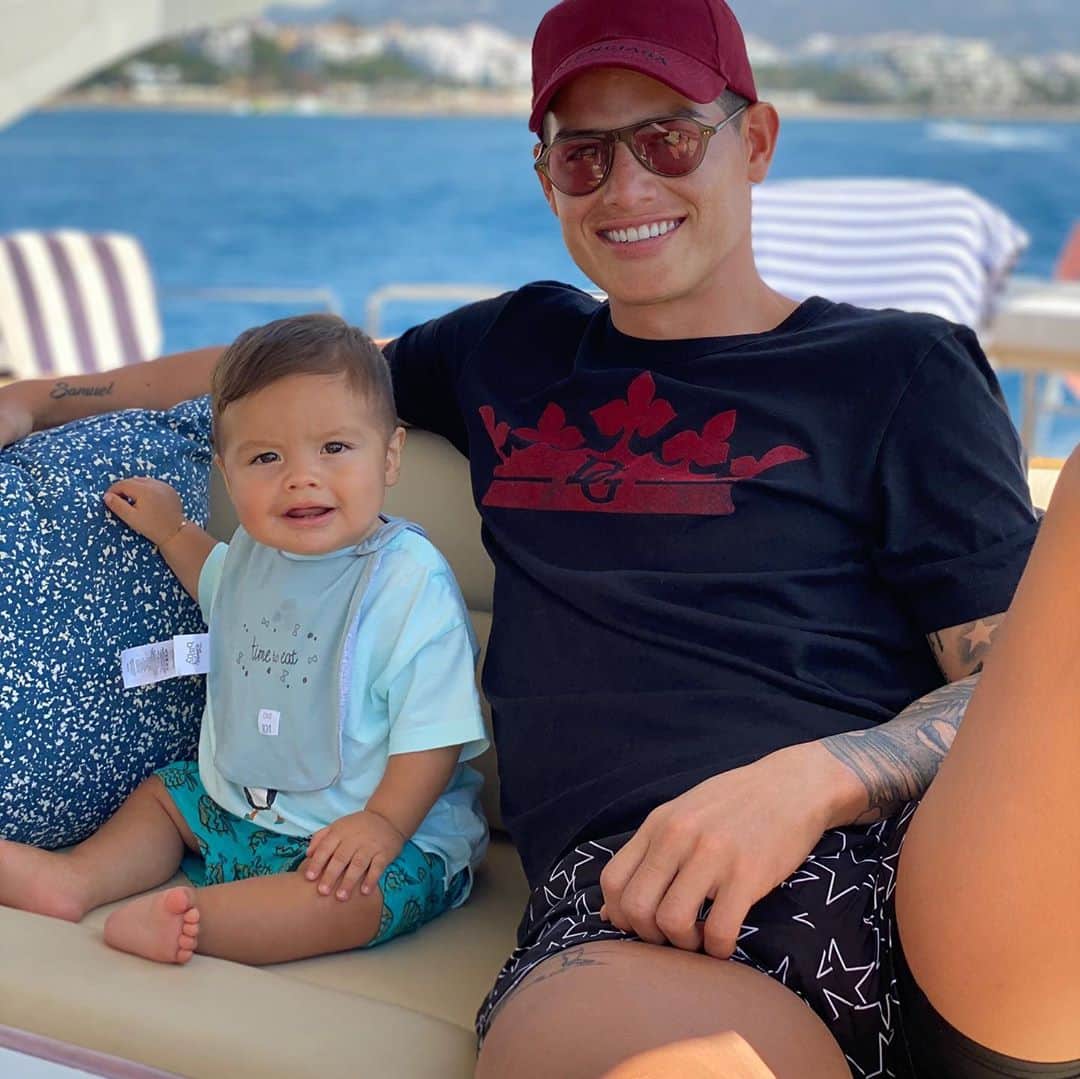 ハメス・ロドリゲスさんのインスタグラム写真 - (ハメス・ロドリゲスInstagram)「Hace un año naciste mi pequeño, has llegado para dar felicidad, alegría y sonrisas. Gracias por llegar a mi vida!eres una bendición, feliz cumpleaños hijo! papi te ama. 🎈🎂🎁」10月28日 0時49分 - jamesrodriguez10