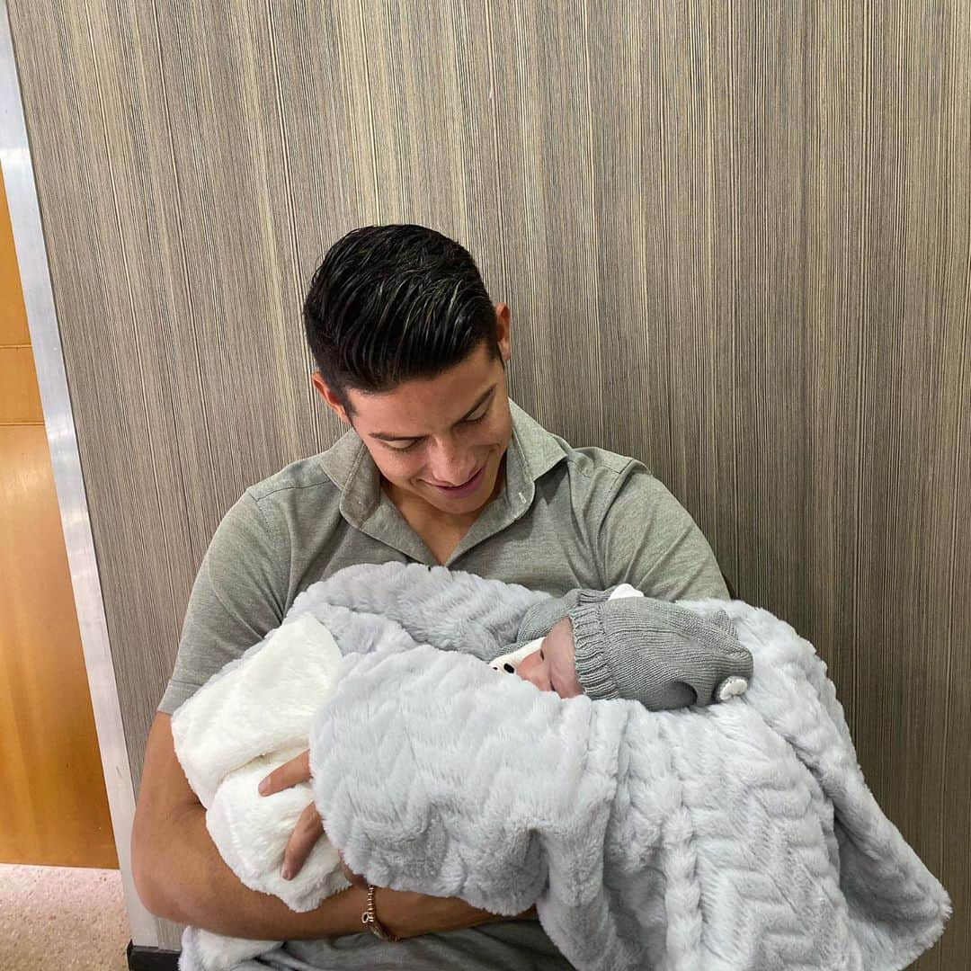 のインスタグラム：「Hace un año naciste mi pequeño, has llegado para dar felicidad, alegría y sonrisas. Gracias por llegar a mi vida!eres una bendición, feliz cumpleaños hijo! papi te ama. 🎈🎂🎁」