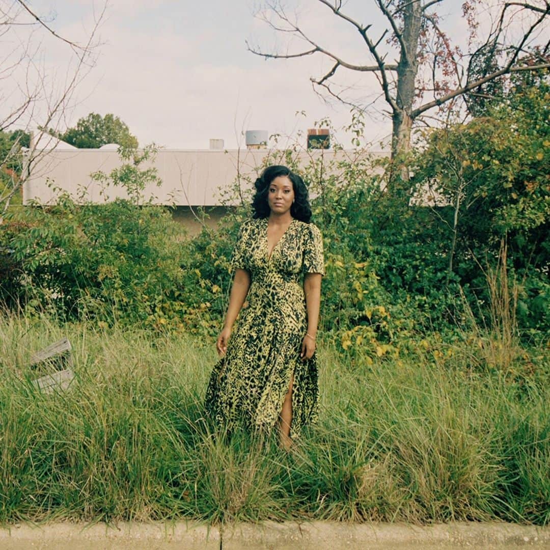 Vogueさんのインスタグラム写真 - (VogueInstagram)「Meet Kristal Hansley (@khansley_), the CEO of @wesolar_energy, a community solar company providing affordable energy to low- and moderate-income families. Hansley became the first Black woman to launch a solar company when she founded WeSolar, already leaving her mark on an industry that is notoriously dominated by white men.  Tap the link in our bio to read more. Photographed by @reichr0.」10月28日 0時56分 - voguemagazine