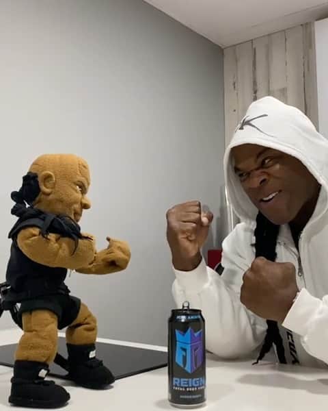 カイ・グリーンのインスタグラム：「💥THE FINAL CAN - WHO WINS?! Mini Kai - There’s only 1 more @reignbodyfuel left Kai and you know what that means?  Kai - Yes, thank you for respecting your elders @minikai you’re such a kind soul you must have been raised really well  Mini Kai - Come on Kai...you said I could have the last can if it ever came down to that remember?!  Kai - Mini Kai, you know I got to train legs then do all this acting afterwards...maybe we just share a can 50/50? Plus you know this stuff is strong right....300 mg of natural caffeine and loaded with BCAA’s!  Mini Kai - Yea but it’s the taste is what I like!! Now save all that shakespearean talk for acting and let’s crack open the can already!!  Kai - You know what man...  Mini Kai - Yes Kai?!  Kai - Never mind little one..I am gonna see you when we start training these legs!  We are feeling good on this Tuesday, I know something’s gotta be working even if it means only half a can of this Reign Body Fuel!! #LetsWORK!!」