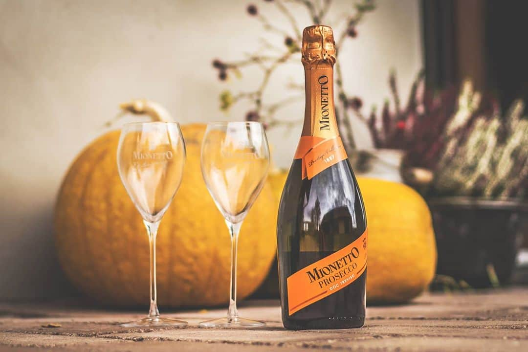 Mionetto Prosecco ČRのインスタグラム：「Sobotní večer bude patřit Halloweenu 🎃 Máte pořádnou výbavu na víkend? 🥂 🧡  #mionettocz #mionetto #mionettoprosecco #halloween #fall #goodvibes #proseccovibes」