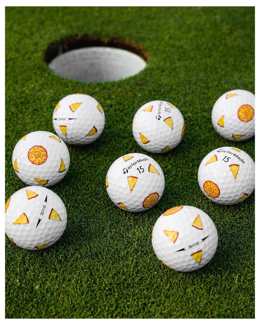 リッキー・ファウラーのインスタグラム：「Pizza Pizza! Cooked up a pizza pix with @taylormadegolf 🍕🤤 check out their feed to see how you can grab a slice of these special TP5 Pix golf balls before they’re gone!」