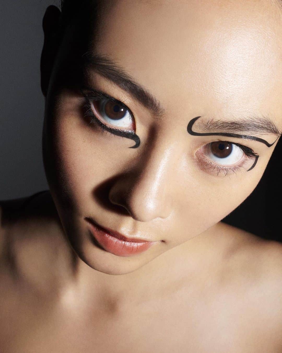 MAKE UP FOR EVER OFFICIALさんのインスタグラム写真 - (MAKE UP FOR EVER OFFICIALInstagram)「Trend we love: graphic sci-fi eyeliner! ⁣ ⁣ Define your look with #AquaResistColorPencil and get into the Halloween mood!⁣ _⁣  Photographer: @remilamande  Makeup Artist: @magali.guitter  Model: @xinyubae  _ ⁣ #Halloween⁣ #AquaResistColorPencil #makeupforever」10月28日 1時03分 - makeupforever