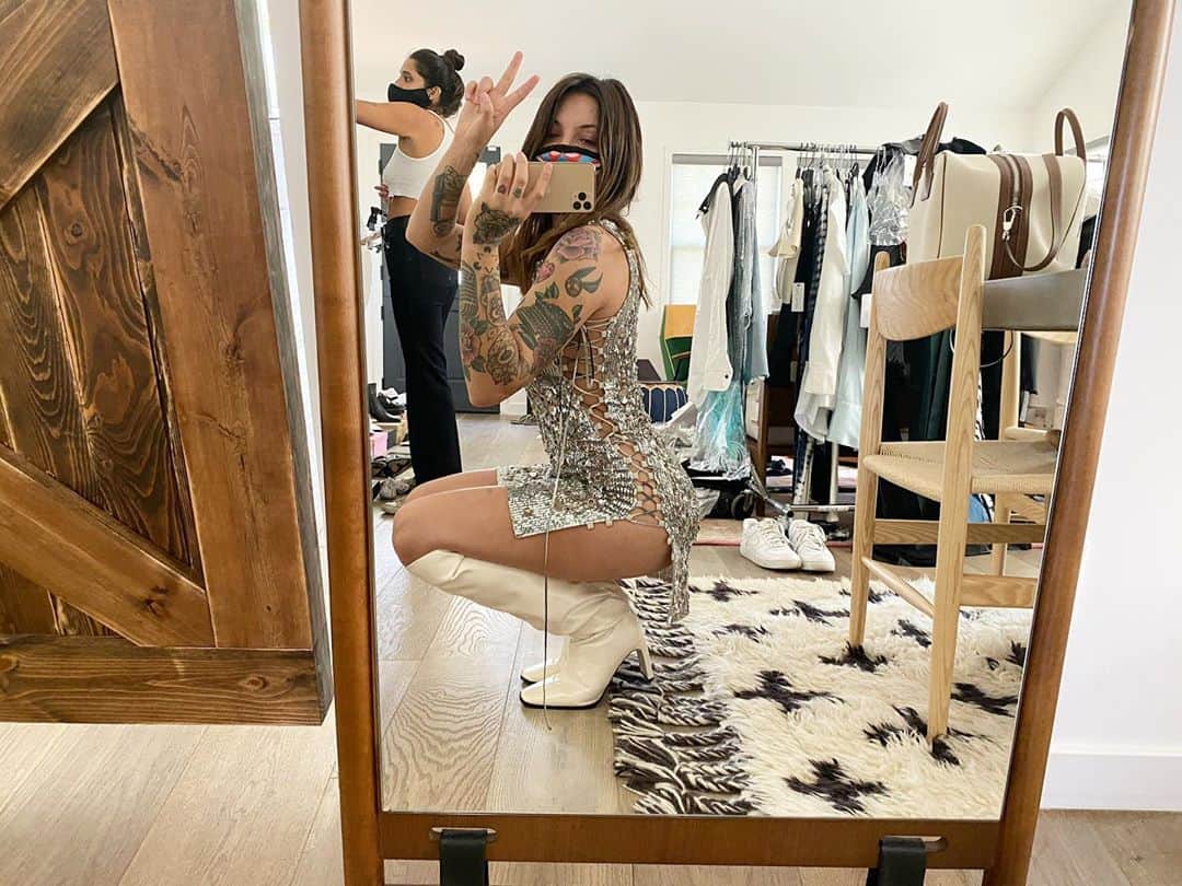 Julia Michaelsのインスタグラム：「Wear yer mask」