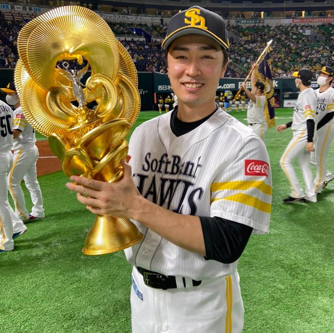 和田毅さんのインスタグラム写真 - (和田毅Instagram)「3年ぶりのリーグ優勝❗️ 応援ありがとうございました‼️ #同級生と #平石コーチ #ホークスに来てくれてありがとう #田代コンディショニング #いつもストレッチありがとう」10月28日 1時08分 - tsuyoshiwada.21