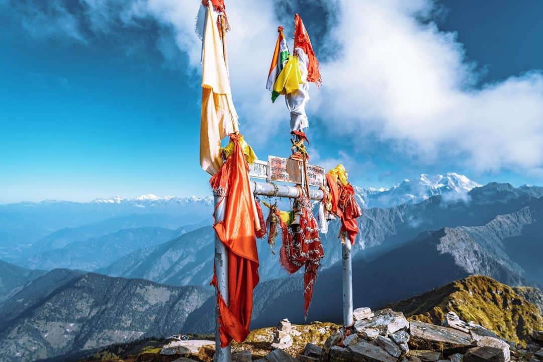 Abhinav Chandelさんのインスタグラム写真 - (Abhinav ChandelInstagram)「Upon reaching Chandrashila peak for sunrise, I saw a few people debating about whether it was 4000 mts tall or was it lower, initially even I took part in that debate.  But as the time went by, and I watched the sun emerge from behind the Himalayas, feeling its warmth hitting my skin as I sat there, eating my paneer parantha, I came upon a realisation that it didn’t matter how tall Chandrashila was.  For the birds flying there or the winds caressing our hair didn’t care for a second about the height, weight, religion or caste of the peak, the nature continued playing its game and instead of enjoying them, it was stupid of us to engage in a baseless debate about the height of that peak, for it was beautiful nonetheless.  And in the end, we remained as small in front of it, as we were before.」10月28日 1時13分 - abhiandnow