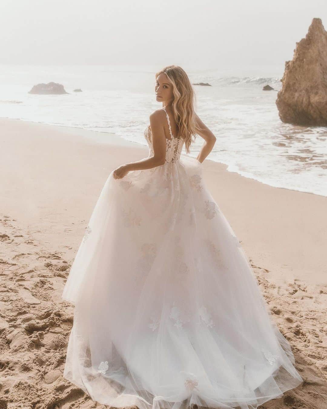 ブリアナ・ホリーのインスタグラム：「Choose your favorite  dress.. 1,2, or 3? 🤍 @lurellybridal」