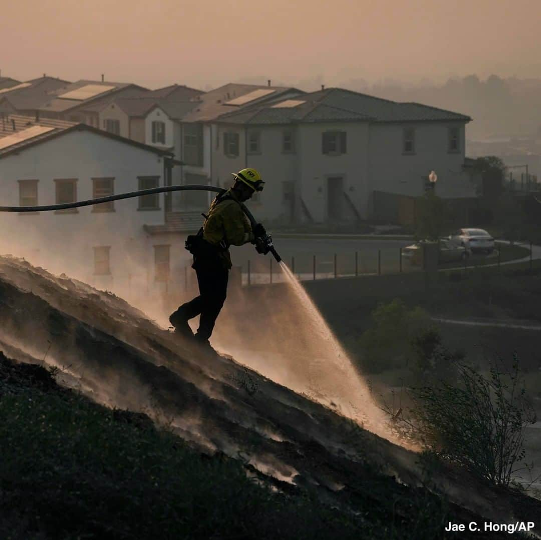 ABC Newsさんのインスタグラム写真 - (ABC NewsInstagram)「Firefighters put out hotspots while battling the Silverado Fire in Irvine, California, as Red Flag Warnings have been issued up and down the West Coast. #firefighters #wildfire #irvine #california #wildfires」10月28日 1時16分 - abcnews