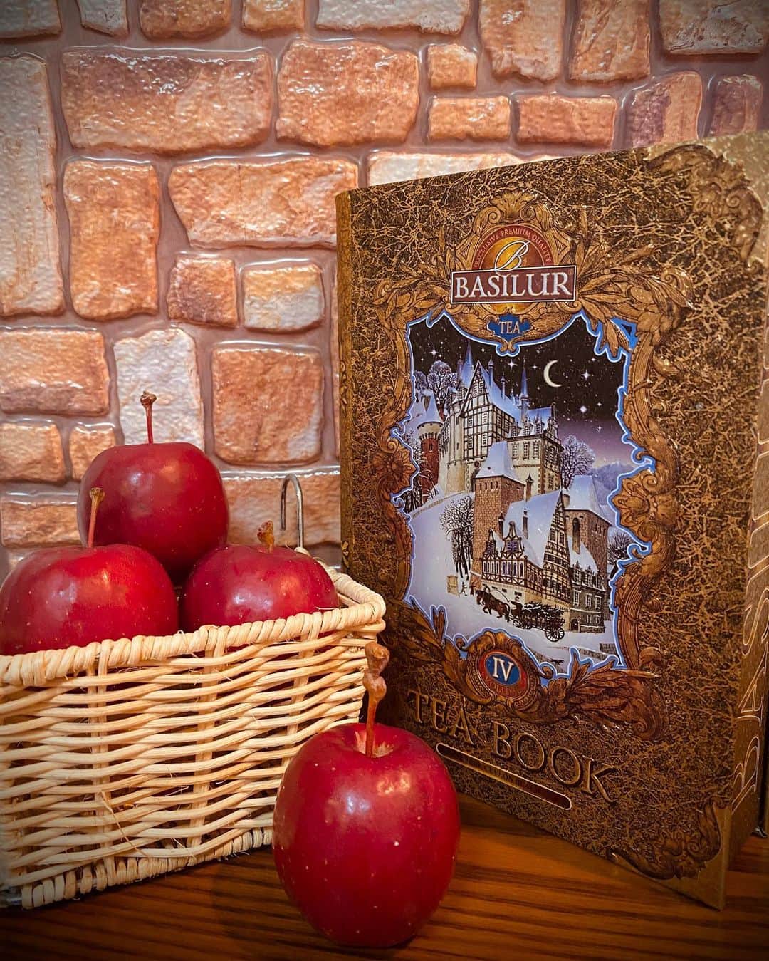 Erenaのインスタグラム：「🍎ミニリンゴ🍎 「毒リンゴはいかが⁇🧙🏽‍♀️」なんてね…🤣w 白雪姫の物語が始まりそう✨🏰👸🏼📚✨ 今日はかわいいリンゴをGet✌️ しっかり美味しかった😋そしてなぜか本気で喉詰まった…😂💦💦 . #リンゴ#ミニリンゴ#毒リンゴ#真っ赤なリンゴ#白雪姫#魔女#絵本#プリンセス#Disney#snowwhite#movie#apple#princess」