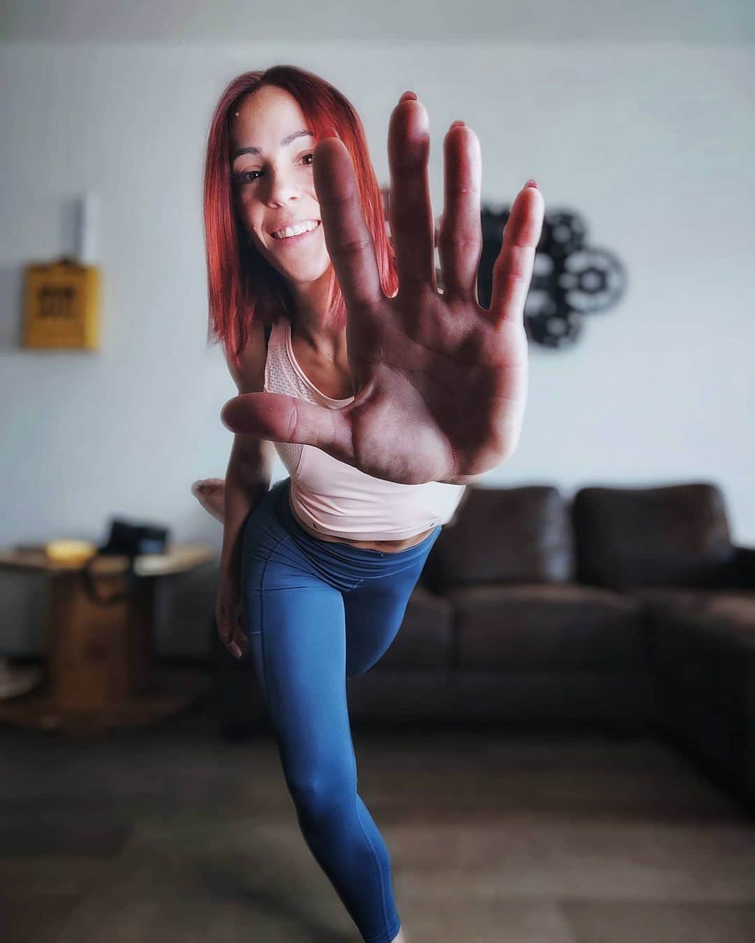 ニコーレ・デラ・モニカのインスタグラム：「Reach out to touch me ☺️  Dato che non ci si può avvicinare allora lo facciamo virtualmente 🖐️  #reachout #socialdistancing2020 #lontanimavicini #figureskating #athleteslife #2020」