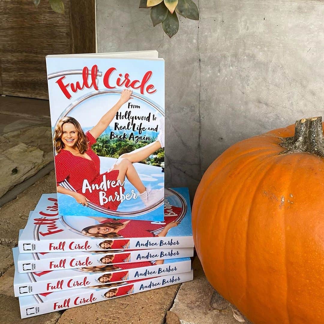 のインスタグラム：「***GIVEAWAY CLOSED** Congrats to winners: @michellemacumber, @asmith4385, @jedijen11, @itsjustyu, @theleylamaria!!!   📚 GIVEAWAY! 📚 My book FULL CIRCLE is out in paperback today! 🎉 To celebrate, I’m giving away autographed copies to five lucky winners. All you have to do is:  ✨ Like this photo. ✨ Tag a friend in the comments! ✨ Bonus entries if you share this post in your stories!  This contest will end Friday 10/30 at Noon PST. Good luck!   * Open to U.S. residents only - I’m sorry! 😢 * This giveaway is not affiliated with Instagram.」
