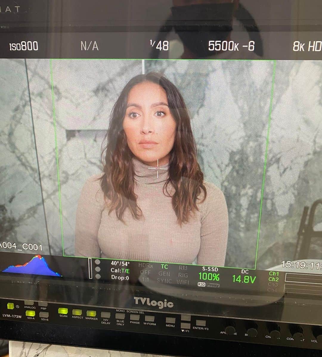 JEN ATKINさんのインスタグラム写真 - (JEN ATKINInstagram)「i call these my “oh are we back to work?” faces 🤔🎬」10月28日 1時20分 - jenatkinhair