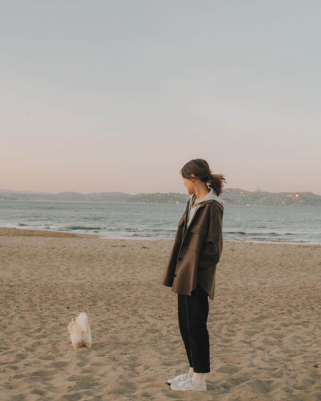 W E Y L I Eのインスタグラム：「Showing Navi our favorite beach in San Francisco 🌊 So happy for this chilly weather because I am finally able to wear my @bytsangofficial coat! I’ve had this for an entire year and never had the chance to wear it. It’s the perfect oversized look and designed by my girl @tsangtastic ✨」