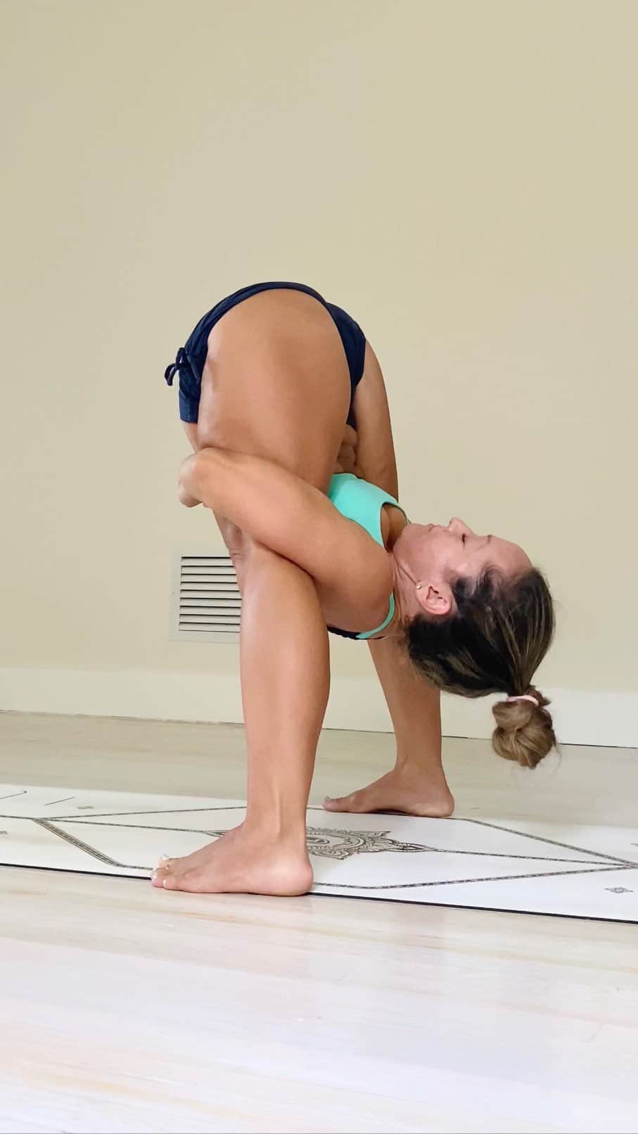 キノ・マクレガ―のインスタグラム：「It’s just practice. Do your best. Repeat. Over and over again. There is no substitute for showing up and putting in the work on the mat.  _ I’ve had a bit of a Second Series revival lately and it’s given me so much respect for this particular practice. There are so many good lessons in the struggle. _ Join my Second Series 2-day Immersion on @omstarsofficial November 6&7. I can’t promise you’ll do Tittibhasana like this after just two days, but I can promise you that you’ll understand a bit more what all this bending and twisting and lifting is all about.  _ #secondseries #ashtanga #yoga #tittibhasana #firefly #yogapractice #yogainspiration #yogaeveryday #getonthemat #getyouryogaon #miamiyoga #yogapr 💕🙏」