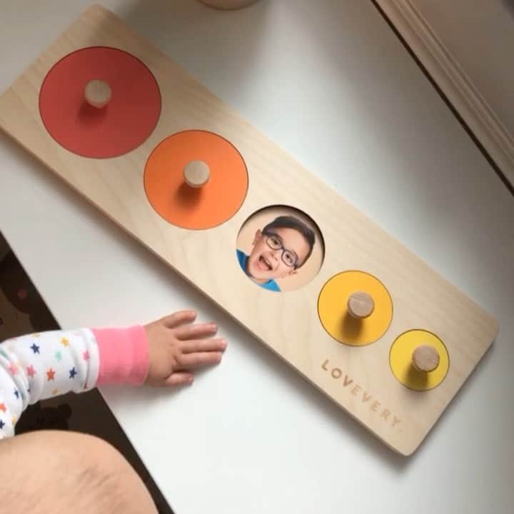 サマンサ・ドロークのインスタグラム：「@lovevery is hands down (pun intended) 😂 one of the best baby products I’ve come across! My 1 year old has learned so much and absolutely loves these toys. You can really tell they have been thoroughly tailored to your child’s educational needs at every stage. We can’t wait to get our next play kit! #lovevery #loveverygift」
