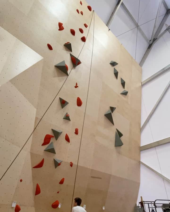 ドメン・スコフィッチのインスタグラム：「Today I set and test my first route on the new balcony wall at @climbing_ranch 🤠 I’m having a blast with all this new holds from @climbholds and I’m learning many new things from the team of route setters @schniklas @high5climbingservice @kletterhallenservice  . @redbull #givesyouwings @redbullsi @adidasterrex @fiveten_official @pazi.to #zavarovalnicatriglav @postanivojak #slovenskavojska」