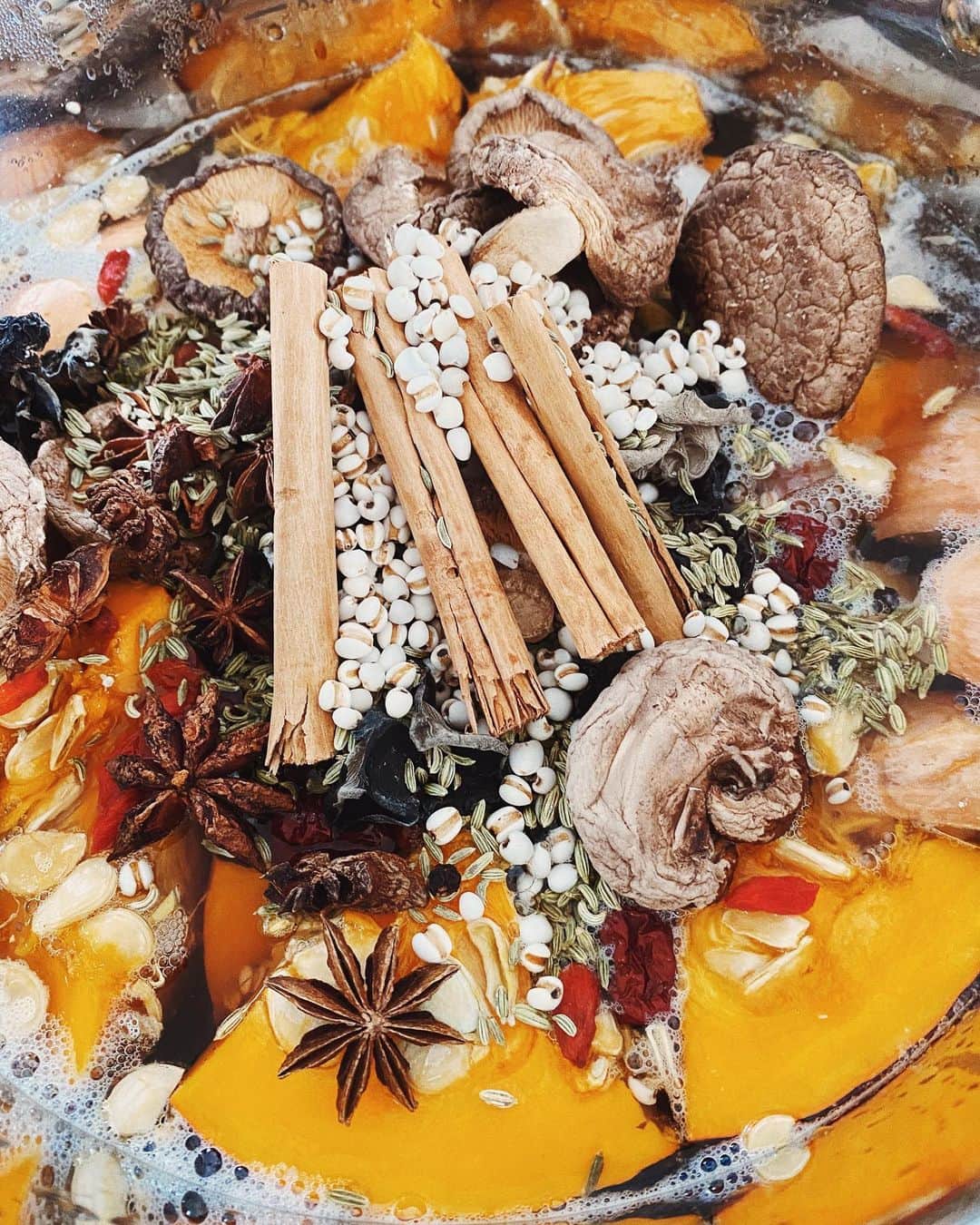 STIL IN BERLINのインスタグラム：「Invested a couple of hours today to make a warming, sweet-savoury breakfast broth with pumpkin, shrooms, jujube and many things more after a recipe of @chefjonkung and enjoyed this pretty moment.」