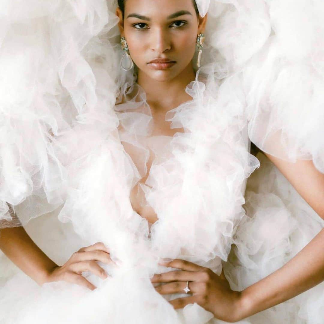 のインスタグラム：「When thinking outside of the box pays off! . . . . . #behindthescenes #fashiophotoshoot #earrings #bridal #styling #model #trend #jewelry #whitedress」