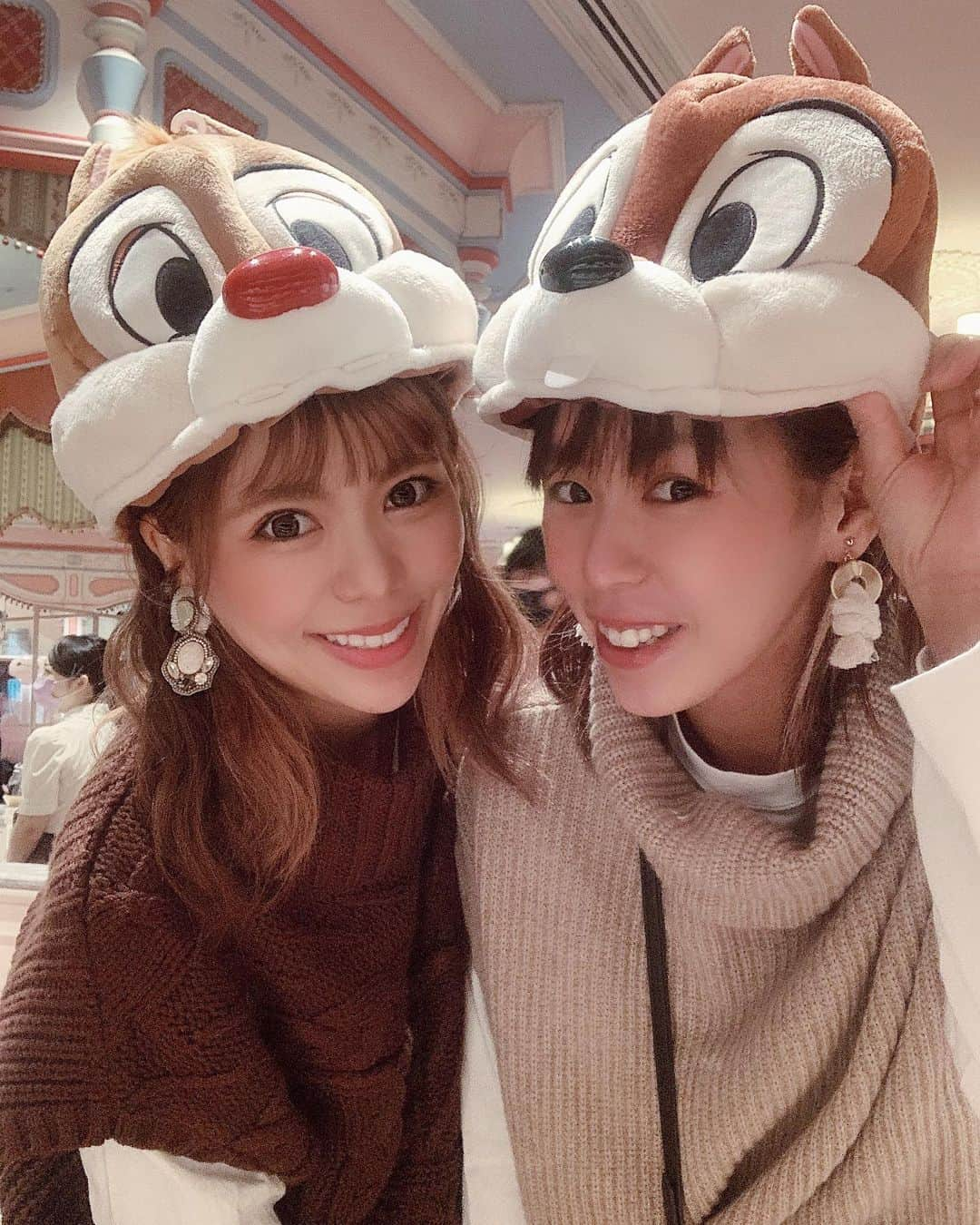 AYAさんのインスタグラム写真 - (AYAInstagram)「_ めちゃくちゃ楽しみにしてた ディズニーランドの新エリア美女と野獣🌹 街並みも可愛すぎたし 何って美女と野獣の抽選が当たって 乗れたことがほんまにほんまに 嬉しかった！！！🤎 ネタバレになるので載せへんけど 私は感動して泣きそうになったし また絶対乗りたい！！ ランドに行ったら絶対抽選して欲しいです🥺 . ちなみにお土産のお店は完全予約制。 私たちは前日に予約でいけるか〜 と思ったら甘く見てて 全部無くなってたので お土産のお店に入りたい方は 事前予約は早めにすることをオススメします！ . . 初めての雨降りDisneyやったけど 雨降ってへんと撮れへん 🏰が地面に映ってる写真が 撮れたしラッキーやったし 雨降ってても全然楽しかったなぁっ☔️♡ 傘もちゃっかり2人ともミッキーで キャストさんにも褒めてもろた✌🏽（笑） . . #あやみきおでかけキロク」10月28日 1時56分 - a.y.hana_12o6