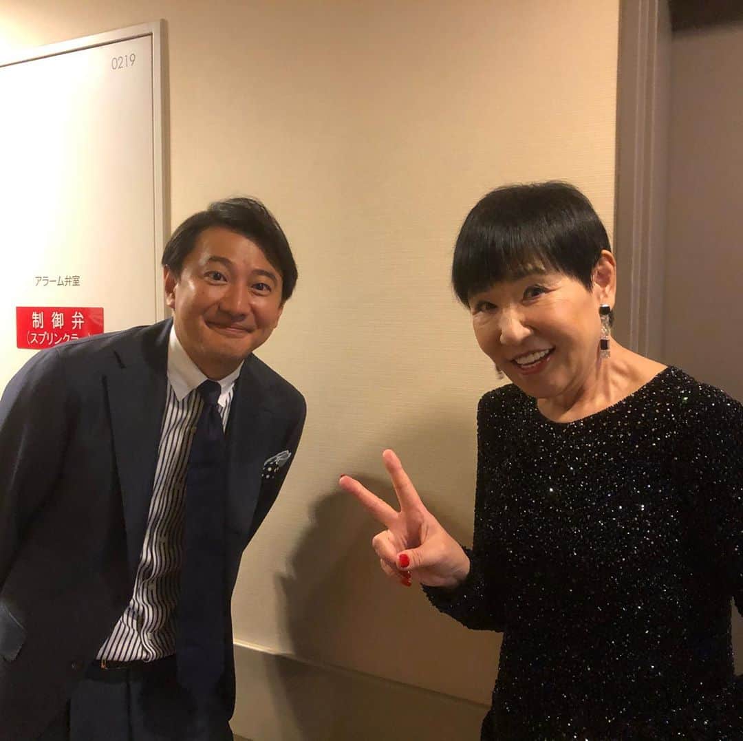和田アキ子さんのインスタグラム写真 - (和田アキ子Instagram)「今日❓イヤァ、昨日の❓大阪のメロディは最高だった🥰🥰🥰🥰 テレビに映らない所の影の力❓マネージャー、PA、アナウンサーの青井君の協力が凄い嬉しかった😊 そして、なんと言っても、上沼ちゃん❓😊との再会😊凄く楽しかったし、上沼ちゃんの色んな意味での姿勢に刺激を受けました。 そして、もう一つ❗️ 何より嬉しかったのが、天童に久しぶりに会えた事です😊😊 今日、母の墓参りに行くんですが、母の事を想うと、天童の顔が目に浮かびます。 母が天童のファンだったので、17.18年近く前に、天童が実家に来てくれて母の為に歌ってくれたのを思い出して、2人で話して泣きました😭😭😭 色んな意味で最高の日です😊 ありがとう😊🤗🤗皆さんに感謝❗️😍😍😍 #ako50th #大阪のメロディ #青井アナウンサー」10月28日 1時56分 - ako50th