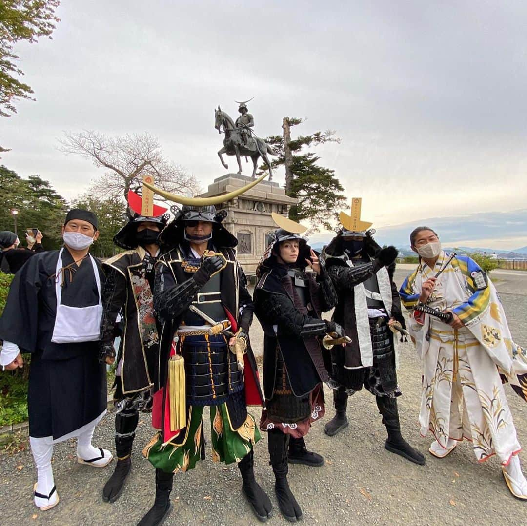 ユリコ・タイガーさんのインスタグラム写真 - (ユリコ・タイガーInstagram)「🇯🇵 🇯🇵 夢: 90年代みたい日本がまた輝いてほしい。  最近仕事のおかげで地方に行けるチャンスが多くなってきて、素敵な旅をさせていただきました。 この前、また仙台に行きました。 私の大好きなアニメの舞台が見れて最高にうれしかったです。 温泉と蔵王山に行けました。 東京に住んでから中々自然を感じる時間がなかったからすごくリラックス出来た感じ✨。 コロナのせいで一気に仕事が無くなった時期もあったけど、そんな時だからこそ世界中に日本の美しさを伝えていきたいです。 またPRのお仕事が増えるように頑張ります！  🇬🇧 𝕀 𝕎𝕀𝕊ℍ 𝕁𝔸ℙ𝔸ℕ 𝕎𝕆𝕌𝕃𝔻 𝔾𝕆 𝔹𝔸ℂ𝕂 𝕋𝕆 ℍ𝕆𝕎 𝕀𝕋 𝕎𝔸𝕊!   Lately I’ve been traveling a lot for work: thanks to Tohō Japan and the city of Sendai, I had an amazing time! I visited Masamune’s grave and a beautiful onsen.  Japan is magical! And going from one place to another reminded me of its beauty. Lot of details that I missed while living here. COVID-19 has brought away a lot of possibilities but has given me more: doing exactly what I wanted to.  Being the spokesperson of the beauty and the values of this country, that for me has no rivals. I truly has a lot of fun and I hope I’ll be able to do it again in the future!   🇮🇹 𝕌ℕ𝕆 𝔻𝔼𝕀 𝕄𝕀𝔼𝕀 𝕊𝕆𝔾ℕ𝕀 𝕍𝕠𝕣𝕣𝕖𝕚 𝕔𝕙𝕖 𝕚𝕝 𝔾𝕚𝕒𝕡𝕡𝕠𝕟𝕖 𝕥𝕠𝕣𝕟𝕒𝕤𝕤𝕖 𝕒 𝕤𝕡𝕝𝕖𝕟𝕕𝕖𝕣𝕖 𝕔𝕠𝕞𝕖 𝕡𝕣𝕚𝕞𝕒!  Ultimamente sto viaggiando molto per lavoro; grazie a Tohou Japan e la città di Sendai ho avuto la possibilità di vivere esperienze uniche! Ho visitato la Tomba di Masamune e le onsen.  Per me il Giappone è magico! Spostarmi da un luogo all'altro mi ha ricordato il suo splendore. Dettagli che mi ero persa tra le varie abitudini della quotidianità.  Il Coronavirus ha tolto tante possibilità ma a me ha regalato questa: fare esattamente ciò che ho sempre voluto! Essere la portavoce della bellezza ed i valori del Giappone, per me ineguagliabili.  Mi sto divertendo molto e spero continueranno a chiamarmi, anche in futuro, per promuovere questo paese fantastico!  #sendai #sendaigram #pr #onsen #onsen♨️ #blondehair #blondegirl #japan #travel #travelgram #travelblogger #model #仙台 #日本 #外国人モデル #外国人タレント #温泉 #温泉女子 #温泉旅行」10月28日 1時50分 - yurikotiger