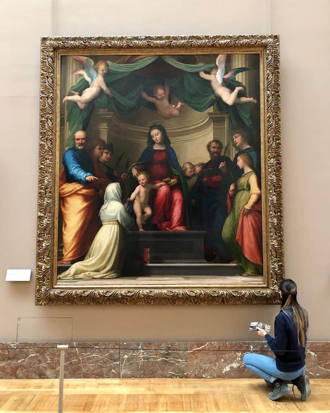 ルーブル美術館さんのインスタグラム写真 - (ルーブル美術館Instagram)「. 🇫🇷 Le mardi c’est #JourDeFermeture au Louvre ! - 👀 Ce matin, l’équipe de l’atelier encadrement dorures du musée est venue retoucher à l’aquarelle les imposants cadres de la Grande Galerie ! - 👉 Ici, c’est le cadre du tableau « Le mariage mystique de sainte Catherine de Sienne » réalisé par Fra Bartolomeo en 1511 qui est travaillé. Venez l’admirer dès demain dans l’aile Denon ! - - - - 🌍 Tuesday is #ClosingDay at the Louvre! - 👀 This morning, the team in charge of frames and gilding at the museum came to retouch with watercolor the large frames in the Grande Galerie! - 👉 On this picture, they are working on the frame of the painting « The Mystic Marriage of Saint Catherine of Siena » made by Fra Bartolomeo in 1511. Come and admire it in the Denon wing tomorrow! - 📷 © Musée du Louvre / Yoko Sfoggia / Maëlys Feunteun . . . #MuséeDuLouvre #Louvre #Paintings #Cadre #Frames」10月28日 1時52分 - museelouvre