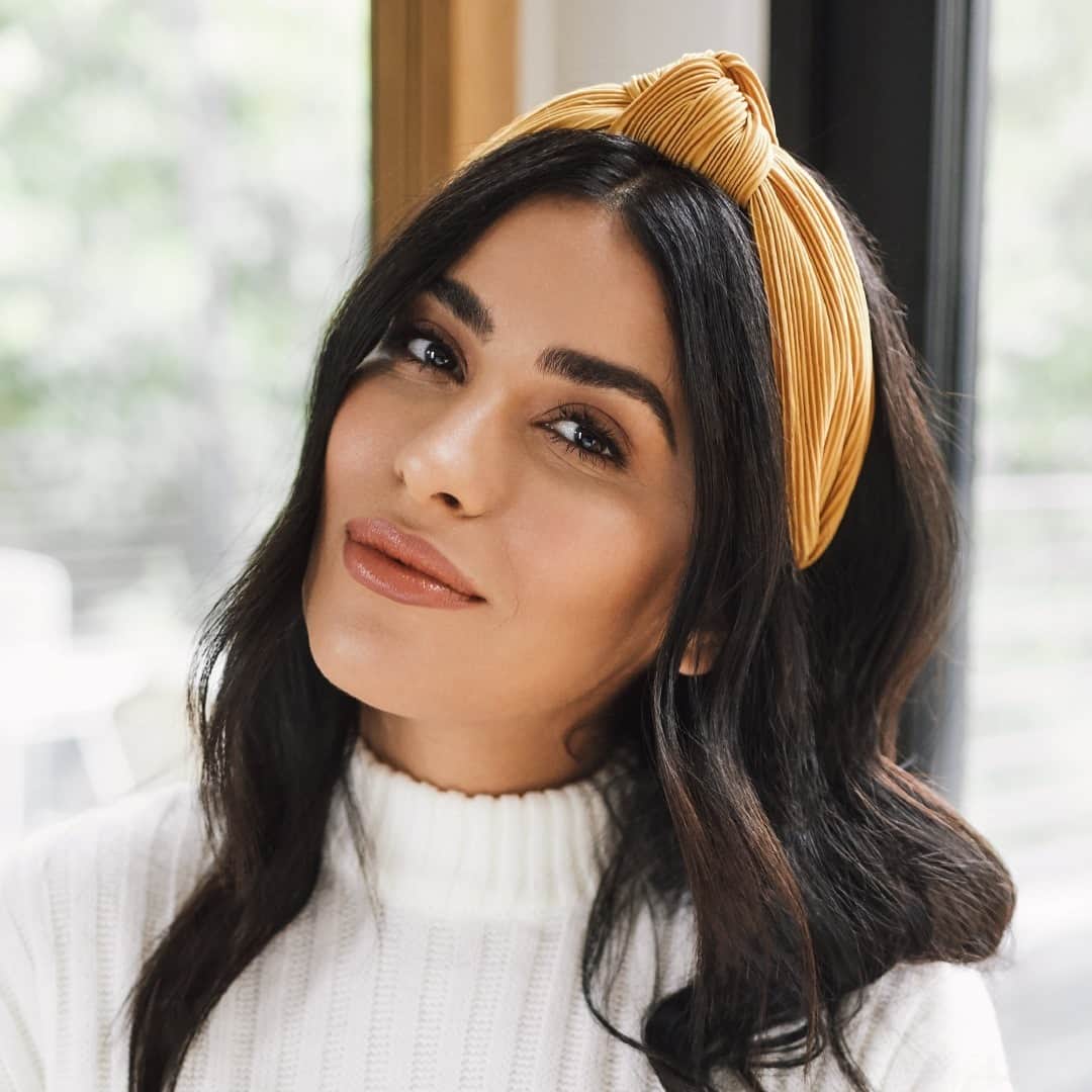 Wal-Mart Stores, Incのインスタグラム：「This is the moment every 90s girl has prepared for, waited for, and dreamt about—headbands are back, looking better than ever, and ready to be your go-to accessory (again)! #WalmartBeauty  📸: @sazan wearing Wild Primrose available exclusively at Walmart.」