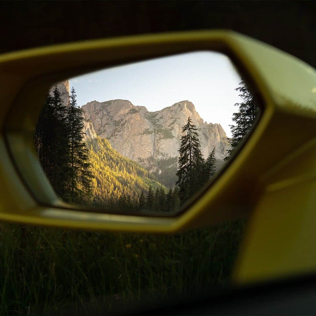 ランボルギーニさんのインスタグラム写真 - (ランボルギーニInstagram)「An energetic landscape and breathtaking views; the Alpine region of Trentino-Alto Adige offers this and much more. @brahmino and Huracán EVO RWD come together to explore this Italian land where lines and colors match and contrast, bringing out the best in them both.  #Lamborghini #HuracanEVORWD #RewindToRWD #WithItalyForItaly #TrentinoAltoAdige」10月28日 2時00分 - lamborghini