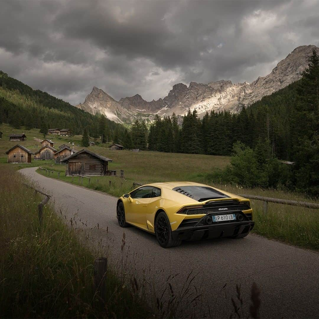 ランボルギーニさんのインスタグラム写真 - (ランボルギーニInstagram)「An energetic landscape and breathtaking views; the Alpine region of Trentino-Alto Adige offers this and much more. @brahmino and Huracán EVO RWD come together to explore this Italian land where lines and colors match and contrast, bringing out the best in them both.  #Lamborghini #HuracanEVORWD #RewindToRWD #WithItalyForItaly #TrentinoAltoAdige」10月28日 2時00分 - lamborghini