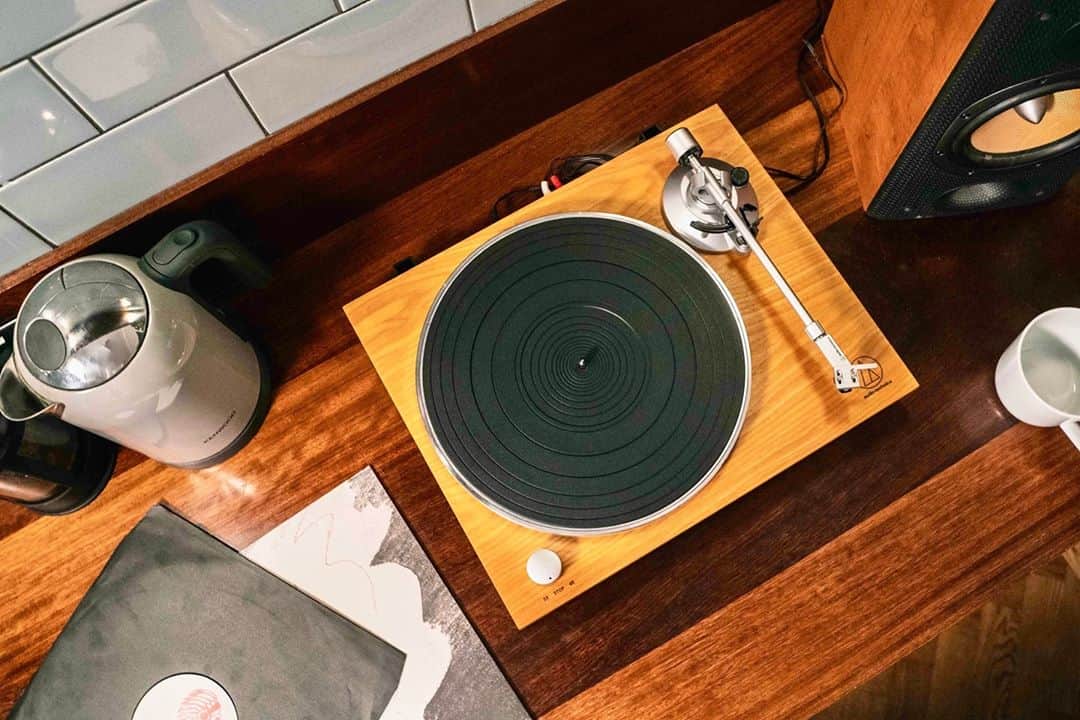 Audio-Technica USAさんのインスタグラム写真 - (Audio-Technica USAInstagram)「The most productive days are fueled by coffee and vinyl music. From its wood veneer base to its included high-performance cartridge, our AT-LPW30TK was designed with aesthetics and performance in mind. Learn more in the link in our bio!⁠ .⁠ .⁠ .⁠ #AudioTechnica #ATLPW30TK #LPW30TK #VinylJunkie #LP #Record #Turntable #Vinyl」10月28日 2時02分 - audiotechnicausa
