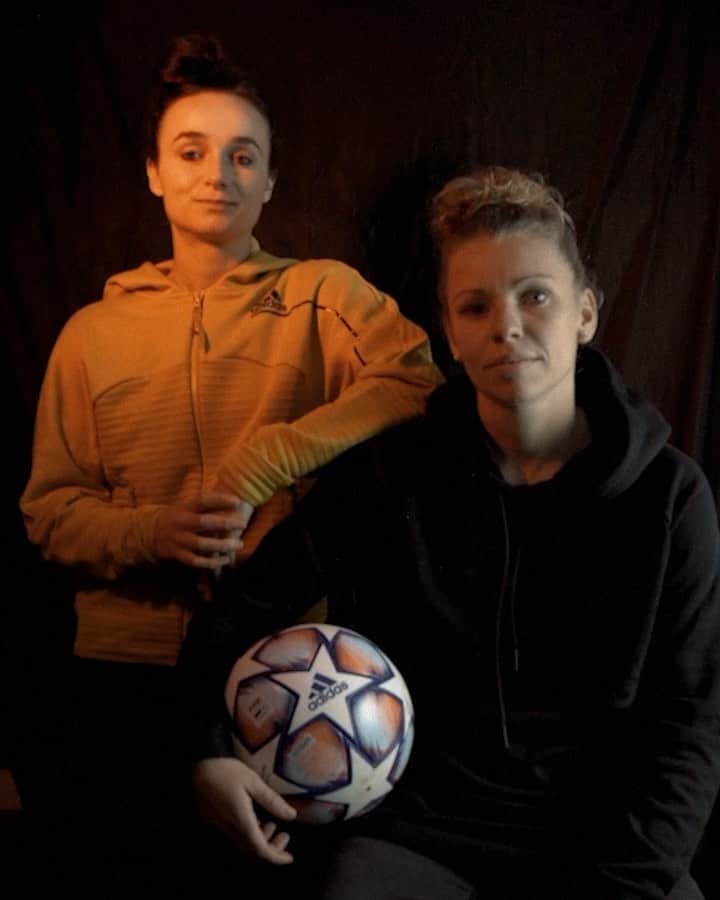 Lina Magullのインスタグラム：「Manchmal reicht ein kleiner Beitrag, um etwas zu bewirken. Zusammen mit @adidas_de und dem #adidasfootballcollective habe ich die Möglichkeit dem Amateursport etwas zurückzugeben. Und auch für euch hat adidas kostenlose Trikots-Sets für euren Verein parat! Klickt den Link in meiner BIO oder nutzt den Swipe Up in meiner Story und registriert euch. Ist ganz easy. Ich drücke euch die Daumen! ✊ #createdwithadidas」