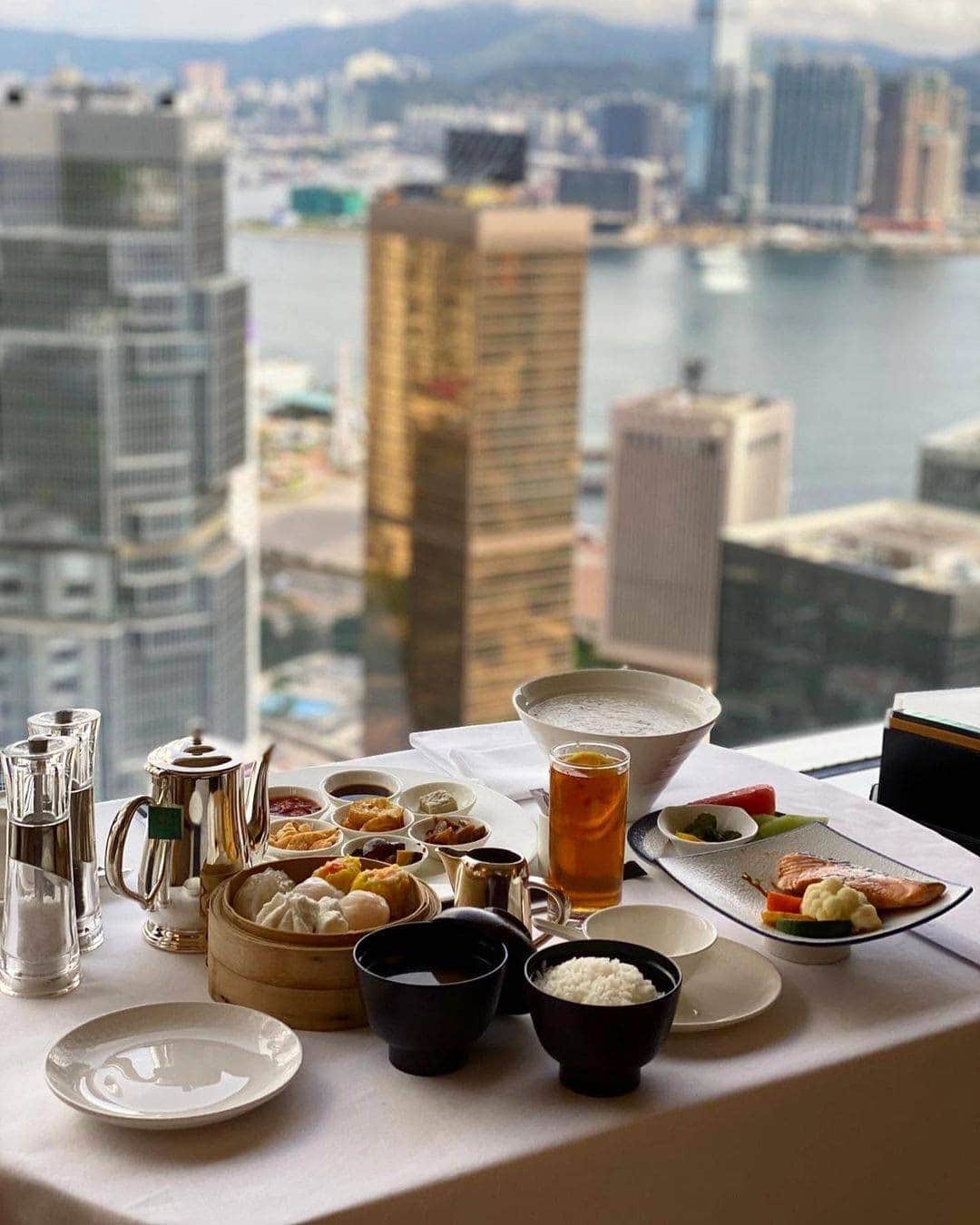 Conrad Hotelsのインスタグラム：「It’s impossible to have a bad day when it's started with these breakfast views 📸 @rspace」